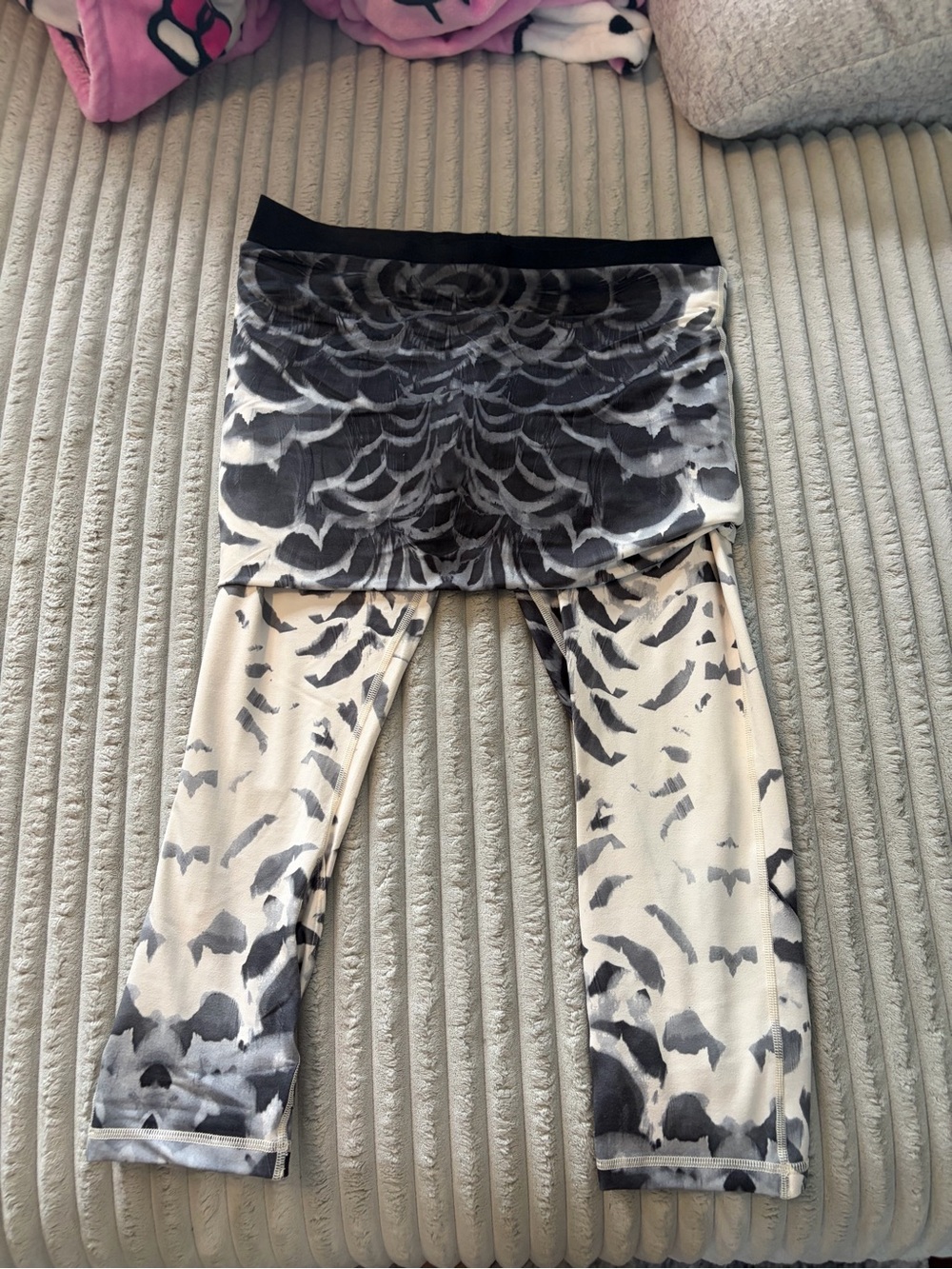 Women’s Lululemon Black and Cream Patterned Skirted Leggings